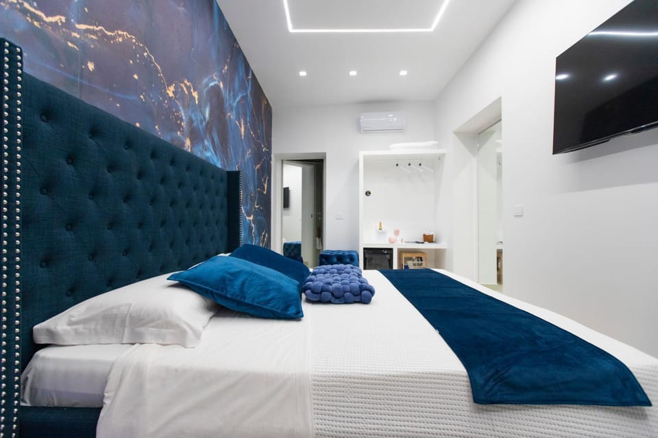 Bed, TV and multimedia, Photo of the whole room, Bedroom, towels