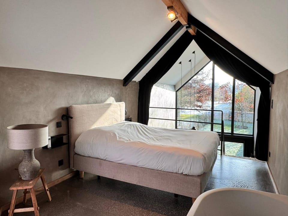 Bed, Photo of the whole room, Garden view