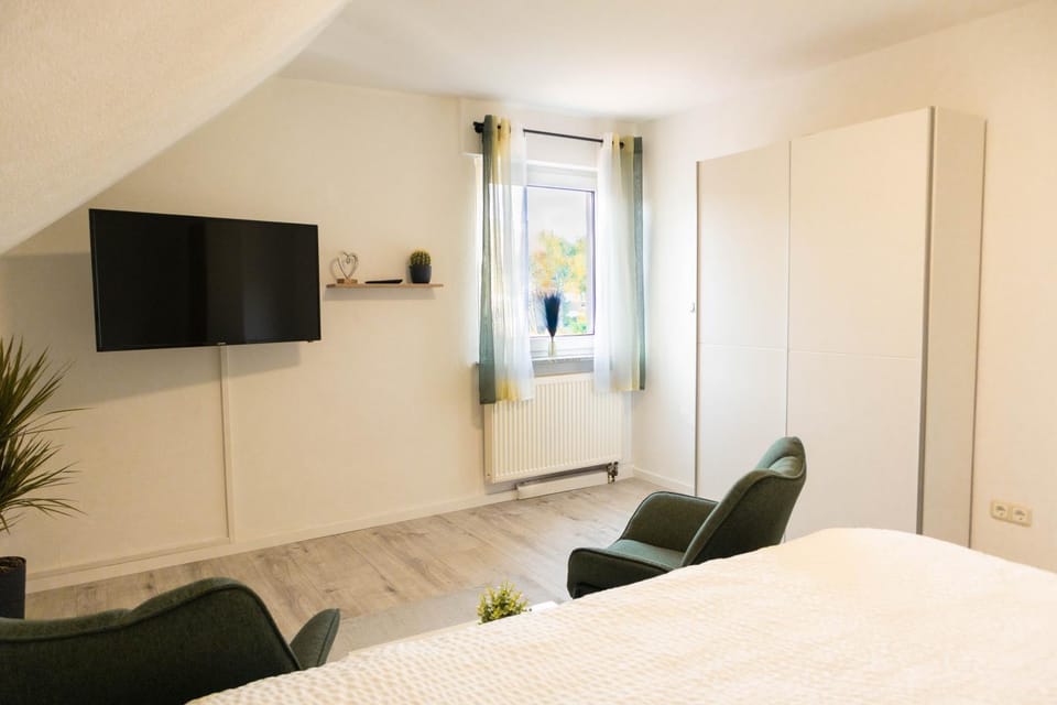 Bed, TV and multimedia, View (from property/room), Photo of the whole room, Bedroom, wardrobe