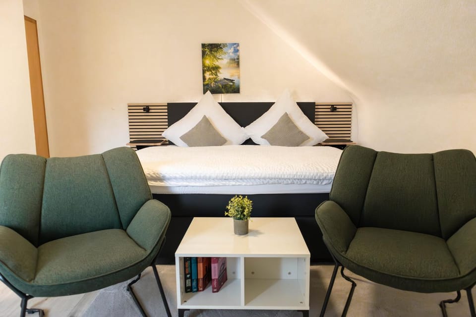 Bed, TV and multimedia, Seating area, Bedroom, wardrobe