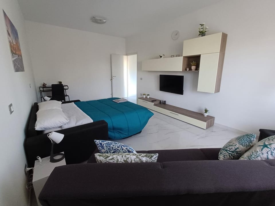 Bed, TV and multimedia, Living room, Photo of the whole room, Seating area, Bedroom