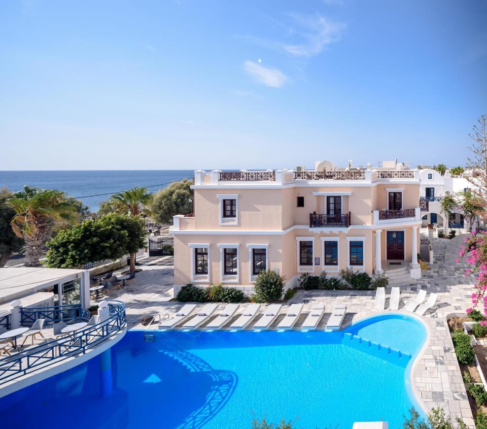 Property building, Sea view, Swimming pool