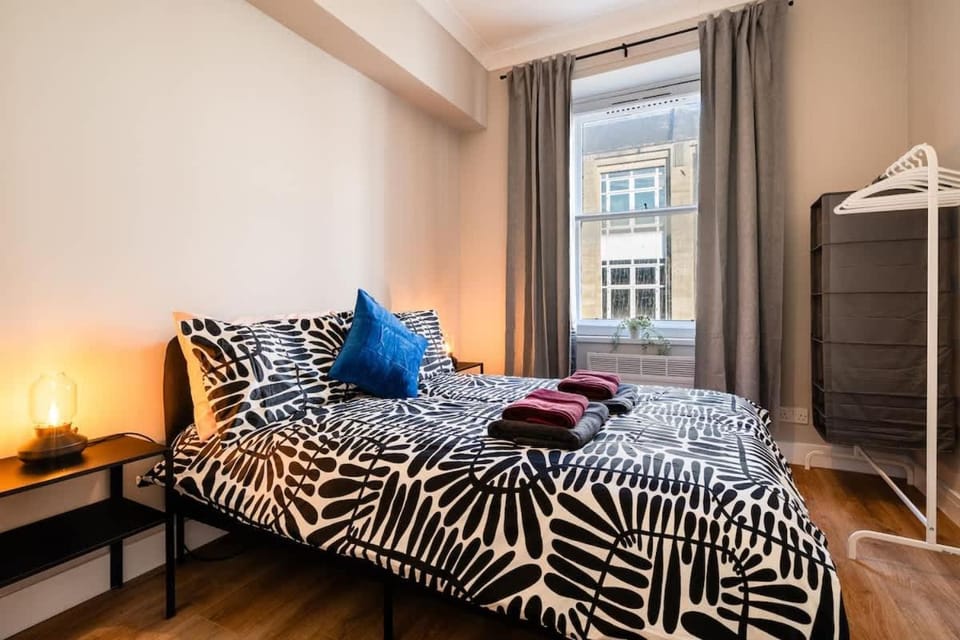 8 mins Glasgow Airport -Near Train & City- Paisley Apartment in Paisley