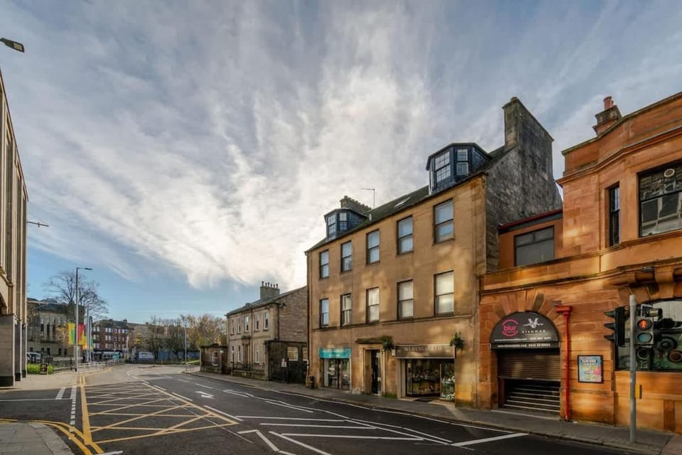 8 mins Glasgow Airport -Near Train & City- Paisley Apartment in Paisley