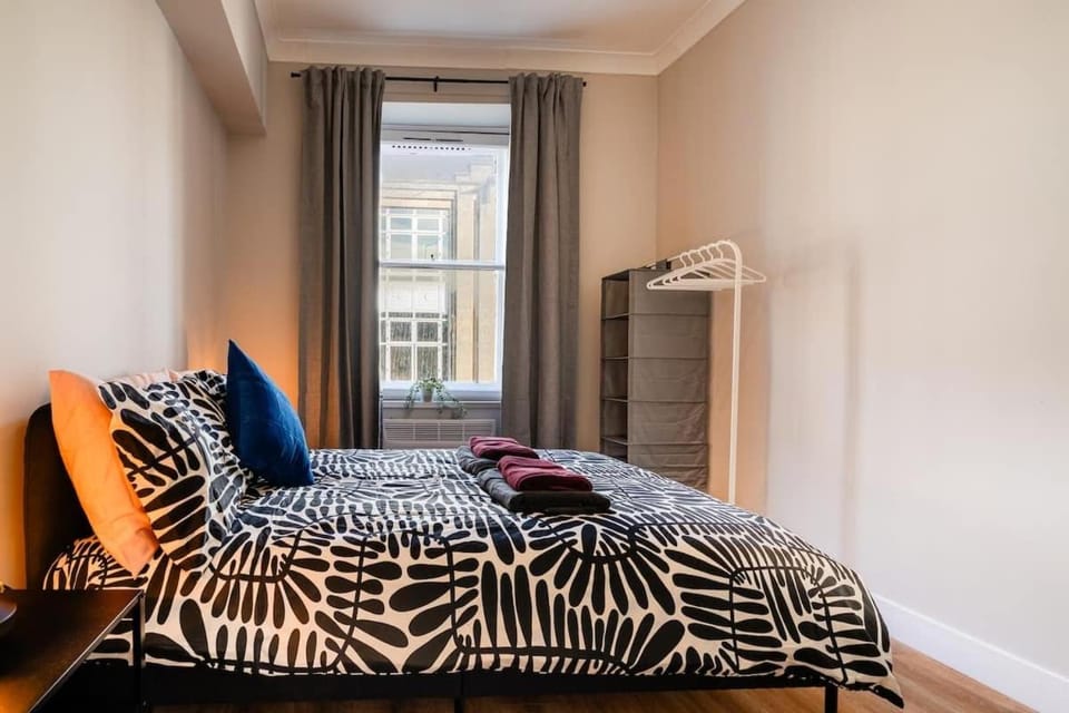 8 mins Glasgow Airport -Near Train & City- Paisley Apartment in Paisley