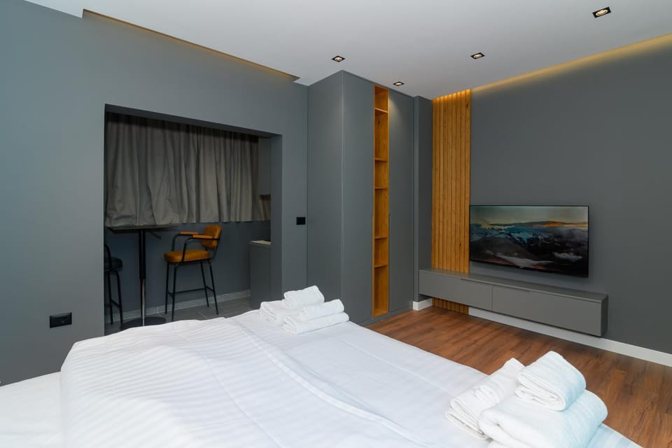 Bed, TV and multimedia, Photo of the whole room, Bedroom