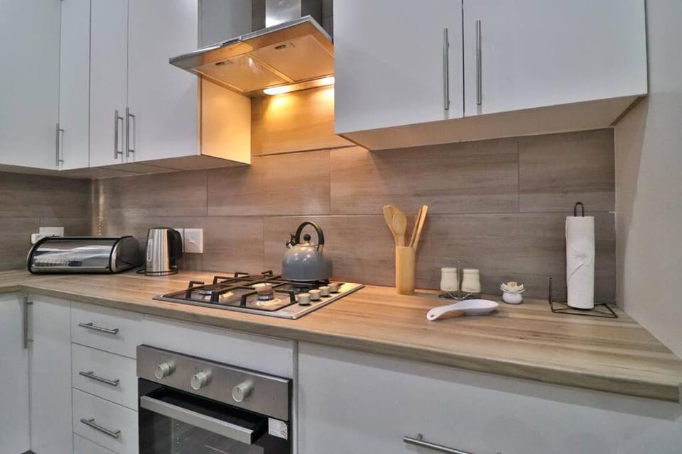 Coffee/tea facilities, Kitchen or kitchenette, stove, toaster
