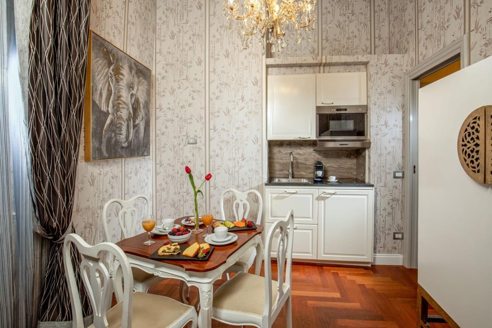 Kitchen or kitchenette, Dining area