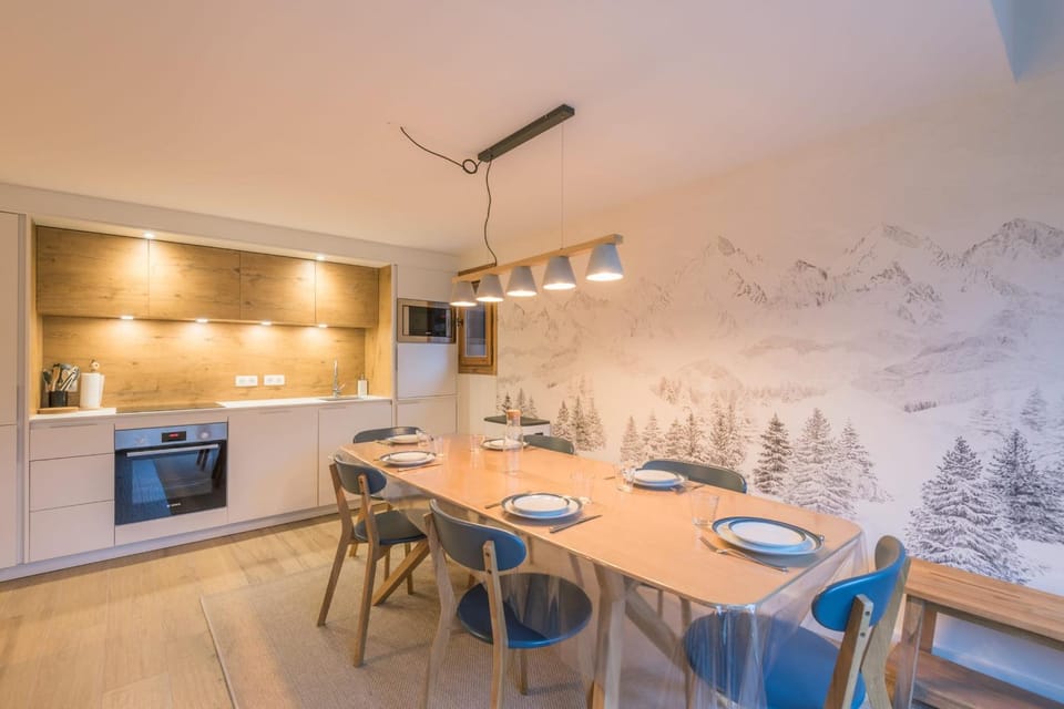 Kitchen or kitchenette, Dining area