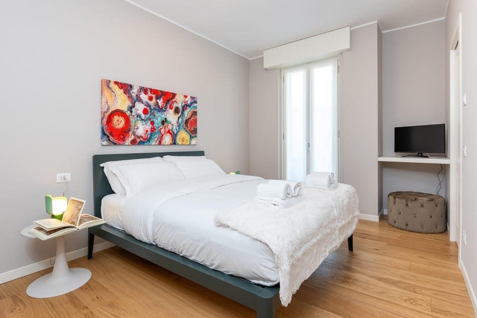 Bed, TV and multimedia, Photo of the whole room, Bedroom, towels