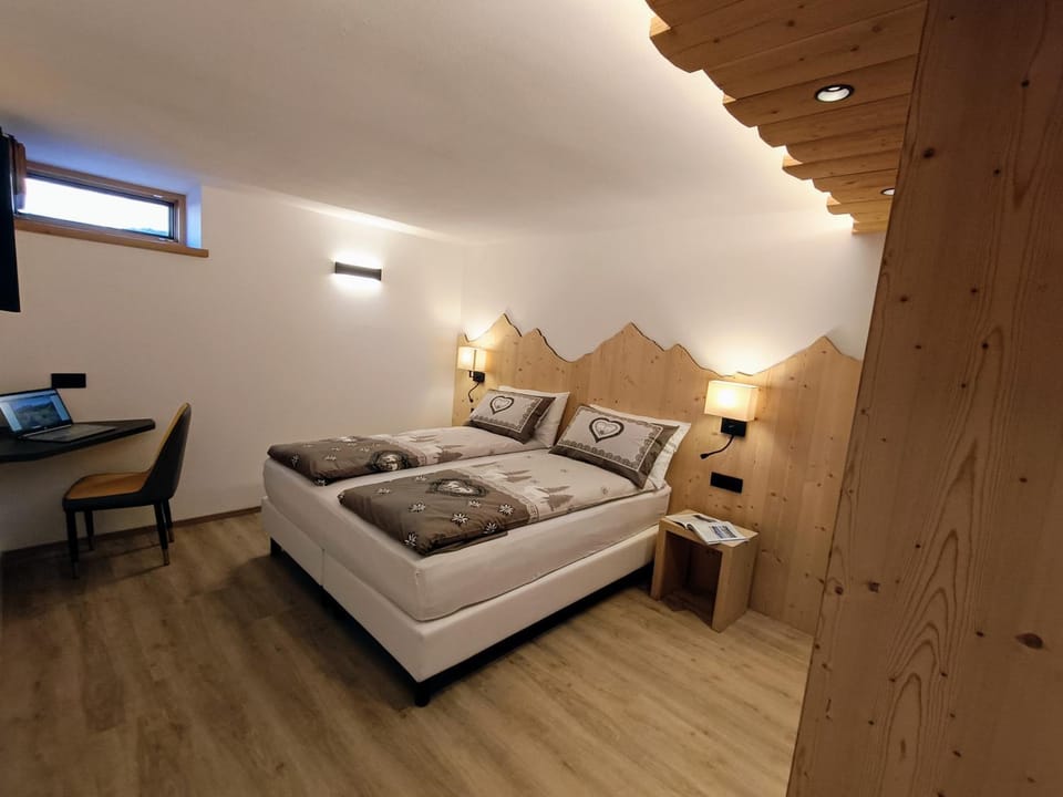 Bed, TV and multimedia, Bedroom