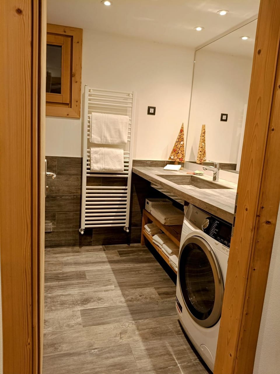 Bathroom, towels, washing machine