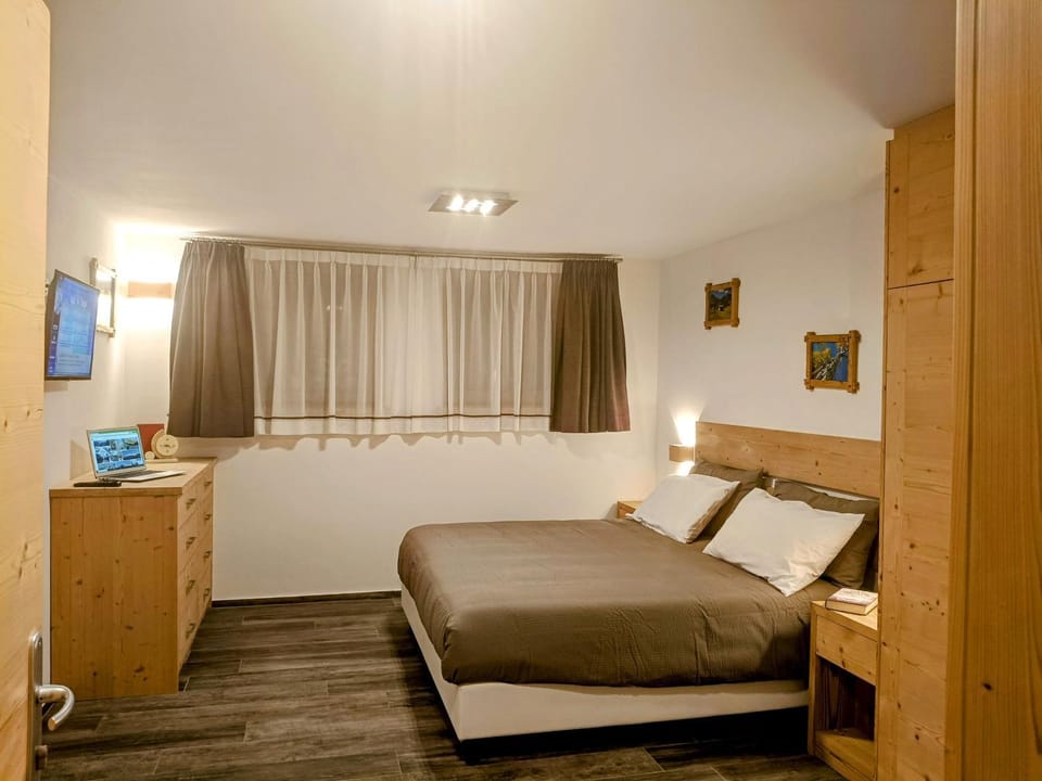 Bed, Photo of the whole room, wardrobe