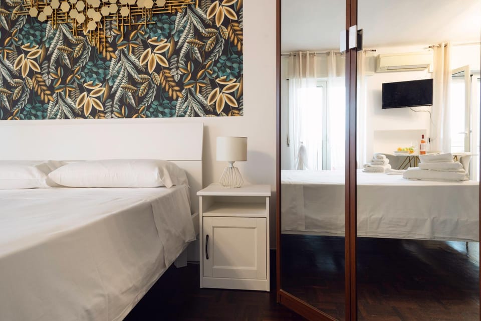 Bed, TV and multimedia, Photo of the whole room, Bedroom, air conditioner