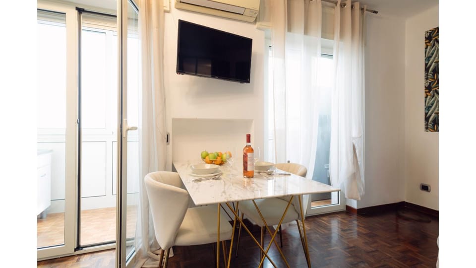 TV and multimedia, Living room, Seating area, Dining area, air conditioner