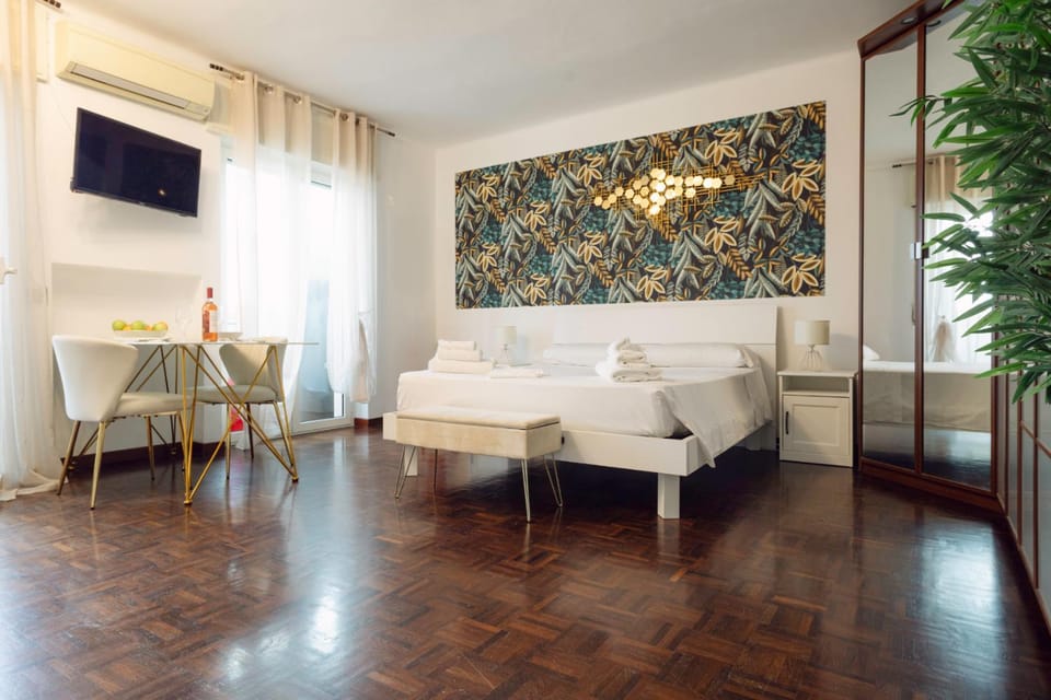 Bed, TV and multimedia, Living room, Photo of the whole room, Seating area, Bedroom