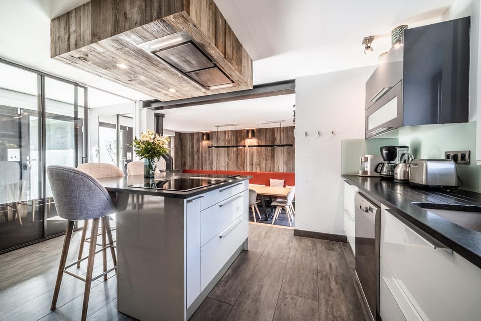 Kitchen or kitchenette, Dining area