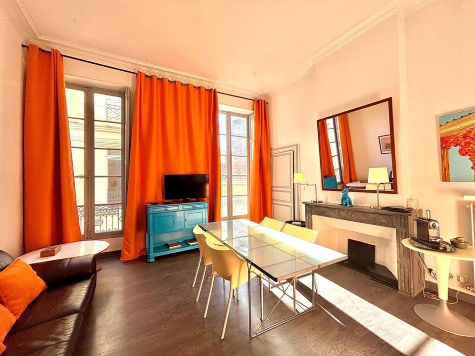 Le 22, T3 centre Nîmes Maison Carrée, 2 chambres Apartment in Nimes