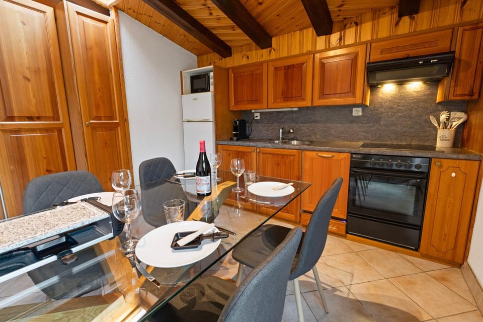 Kitchen or kitchenette, Dining area
