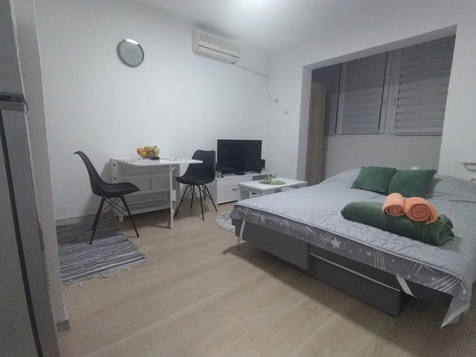 Bed, TV and multimedia, Living room, Photo of the whole room, Seating area, Bedroom, air conditioner