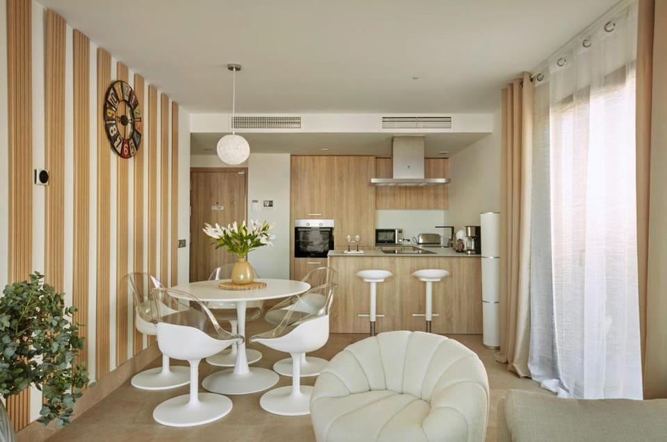 Kitchen or kitchenette, Seating area