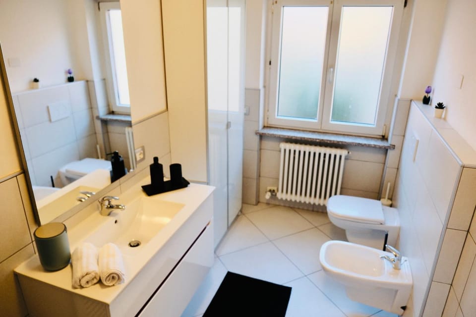 Shower, Toilet, Bathroom, bidet, towels