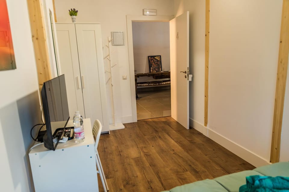Bed, TV and multimedia, Photo of the whole room, Bedroom, wardrobe