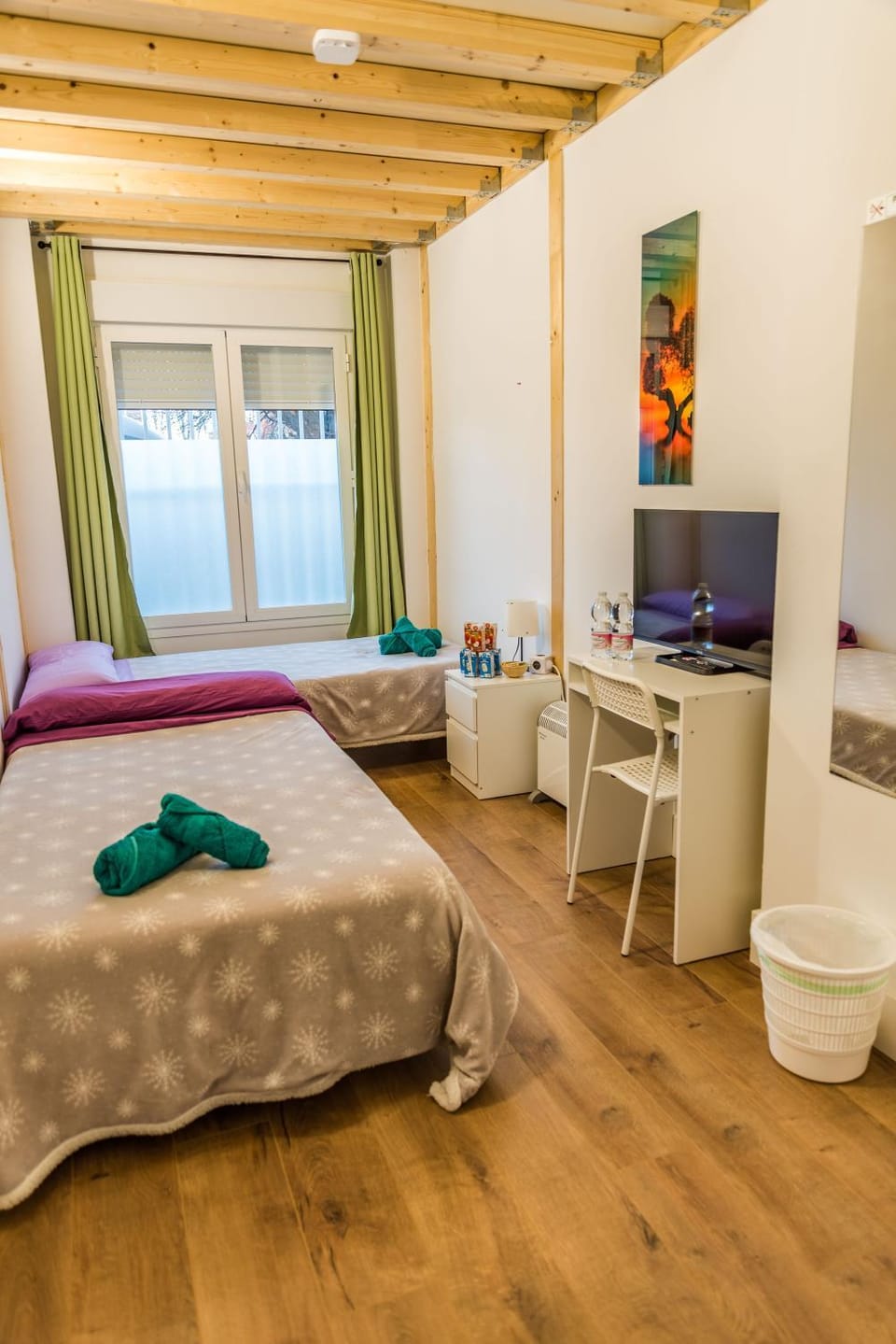 Bed, TV and multimedia, Photo of the whole room, Bedroom, towels
