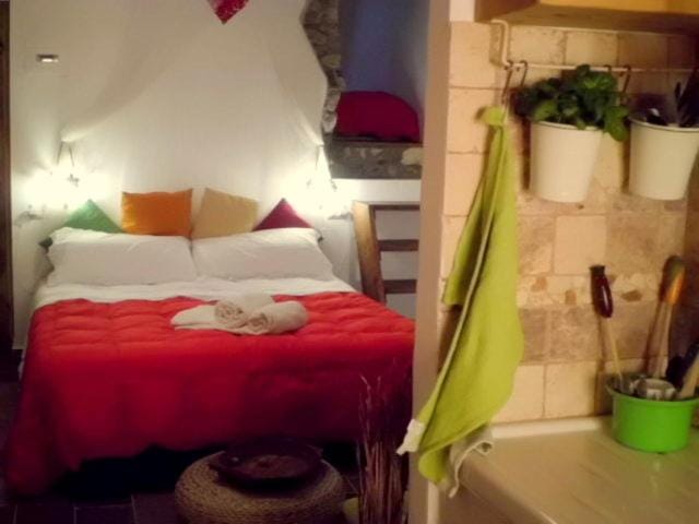 Bed, Bedroom, towels