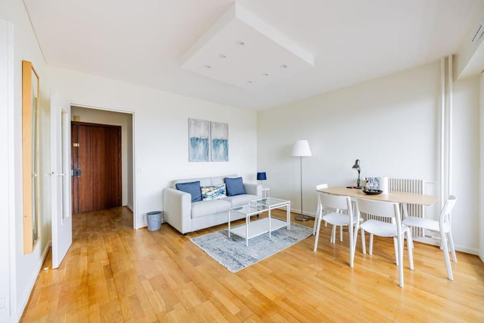Montparnasse - Vue Tour Eiffel - Balcon Apartment in Paris