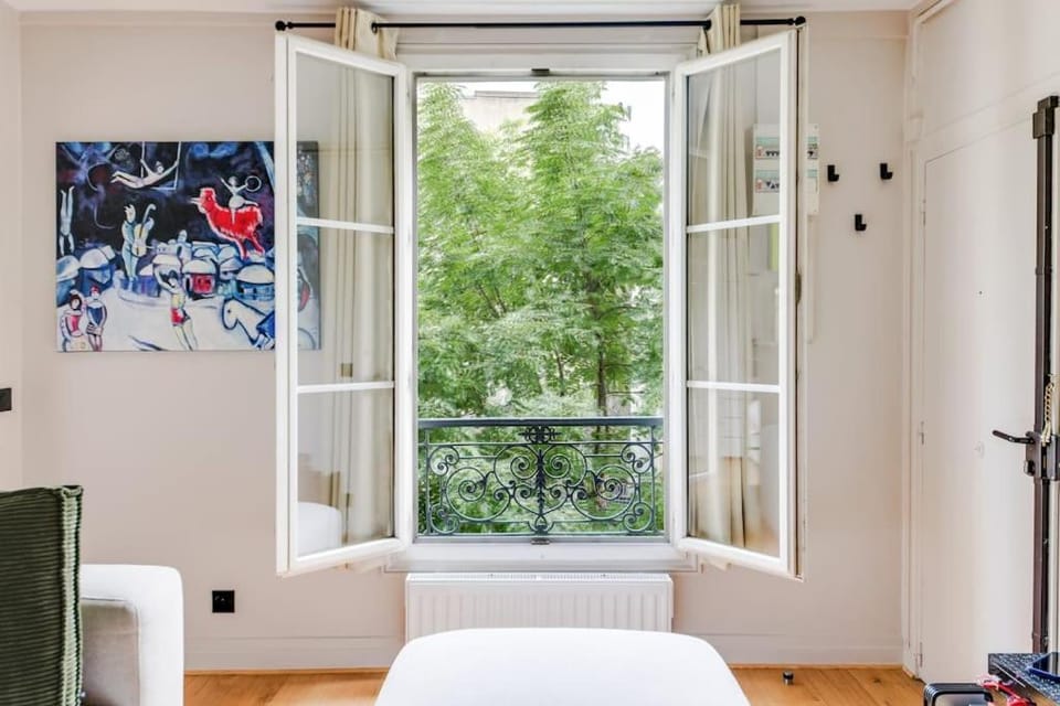 Bel appartement 2 pièces place de la République 75011 Apartment in Paris