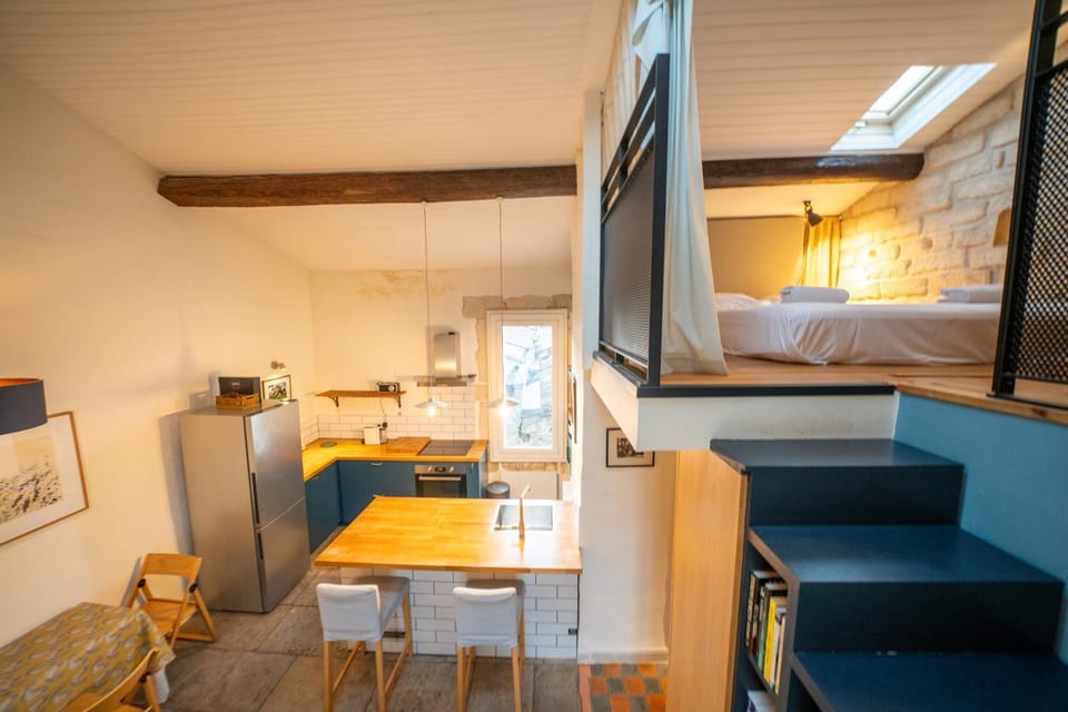 Bed, Kitchen or kitchenette, Dining area, Bedroom, oven