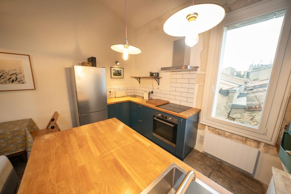 Kitchen or kitchenette, Dining area, oven, stove