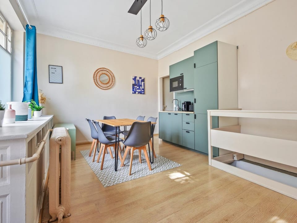 Kitchen or kitchenette, Dining area