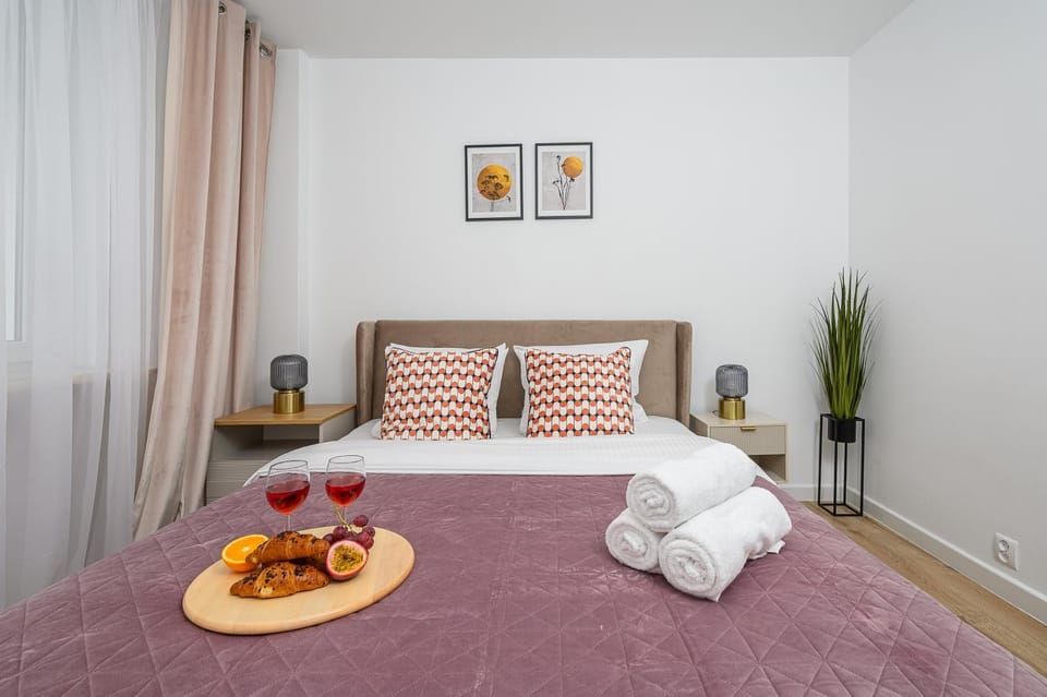 Bed, Bedroom, towels