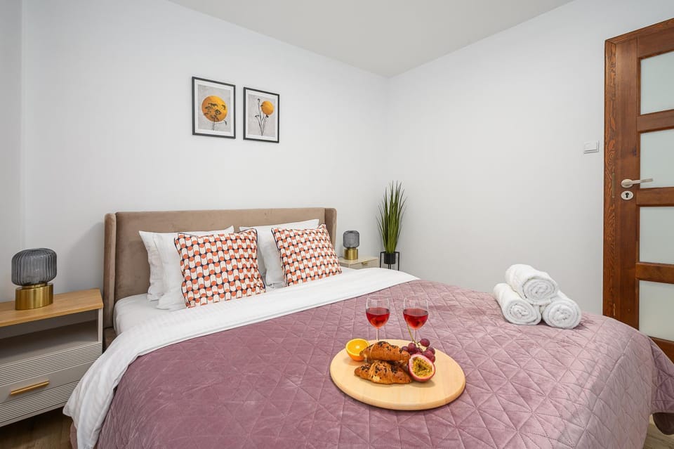 Bed, Bedroom, towels