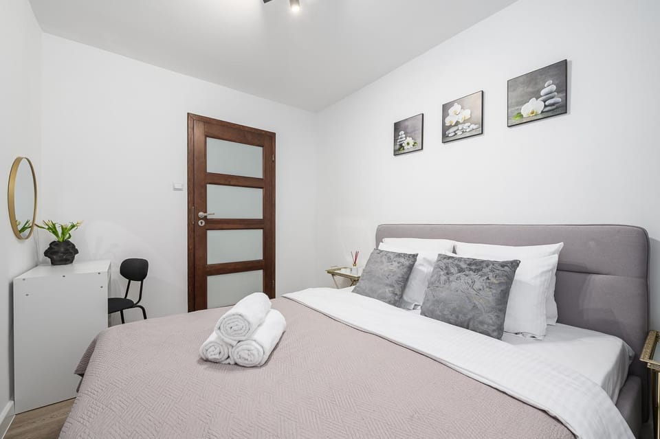 Bed, Bedroom, towels