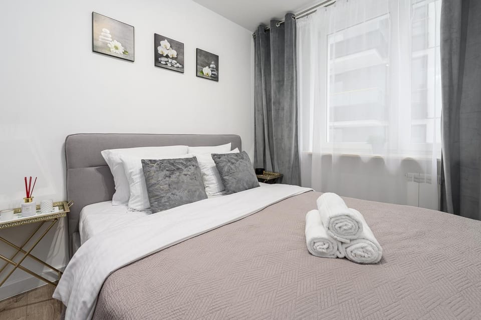 Bed, Bedroom, towels