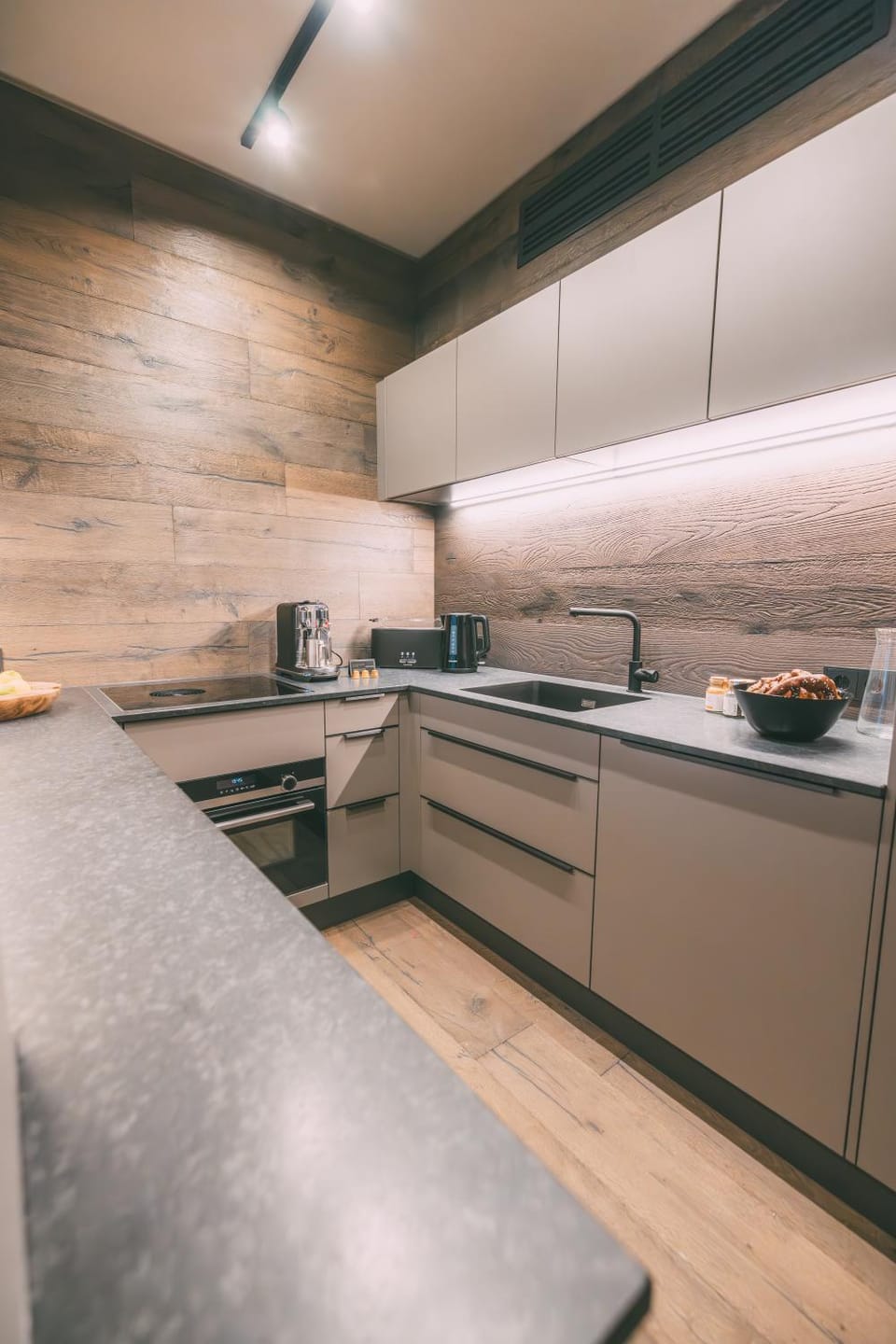 Coffee/tea facilities, Kitchen or kitchenette, stove, toaster