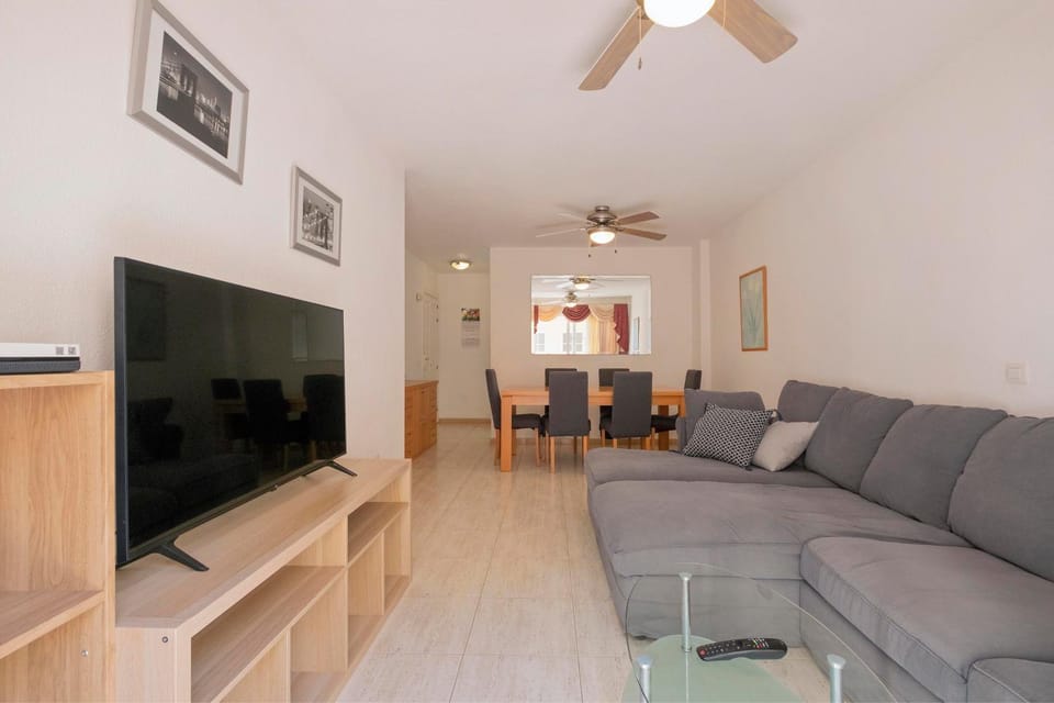 TV and multimedia, Living room, Seating area, Dining area
