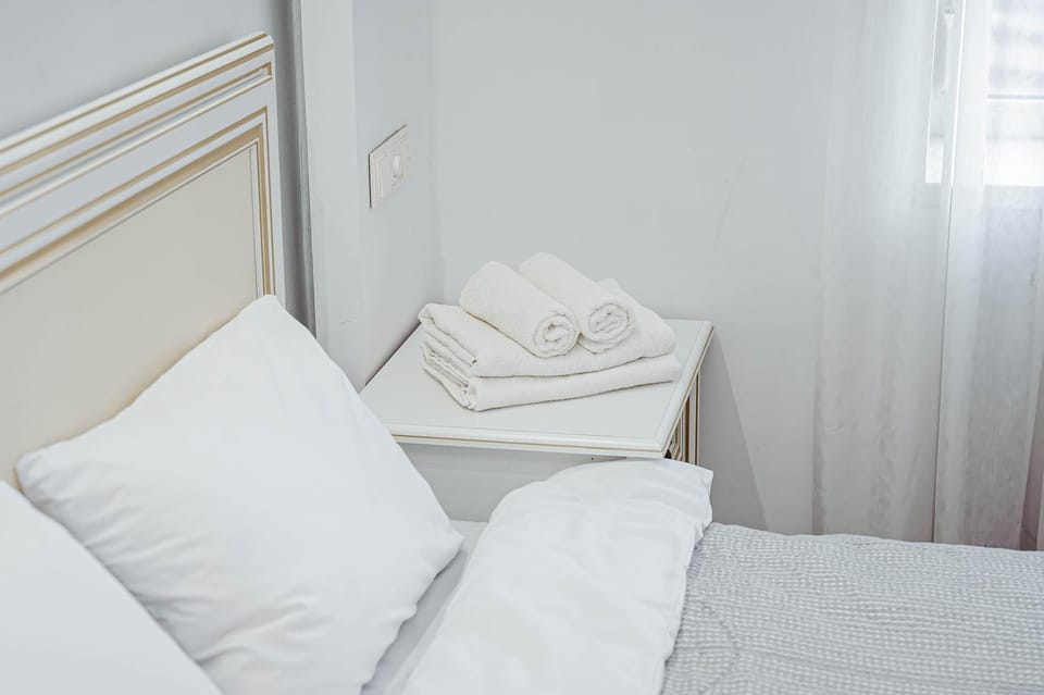 Bedroom, towels