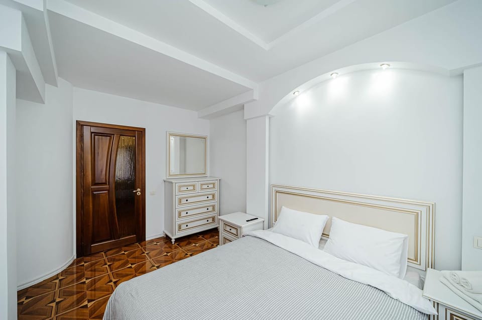 Photo of the whole room, Bedroom, wardrobe