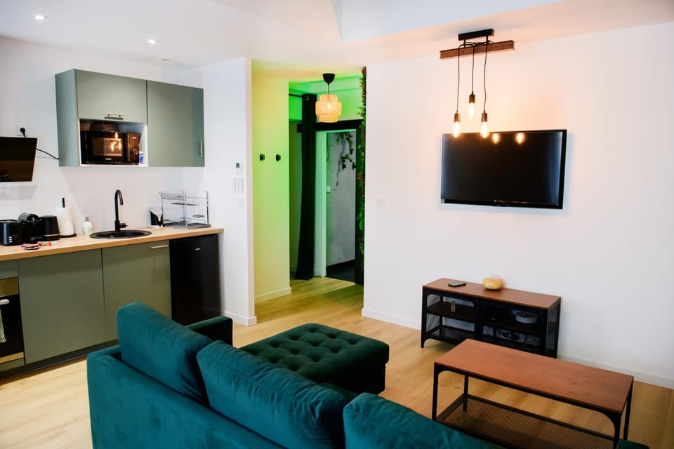 TV and multimedia, Kitchen or kitchenette, Living room, Seating area, oven, stove
