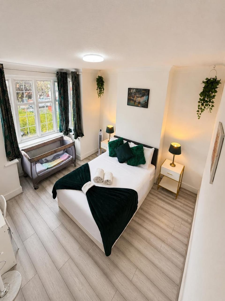 4Bed House with parking and GYM in London Edgware House in Edgware