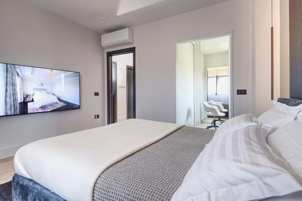 Bed, TV and multimedia, Photo of the whole room, Bedroom