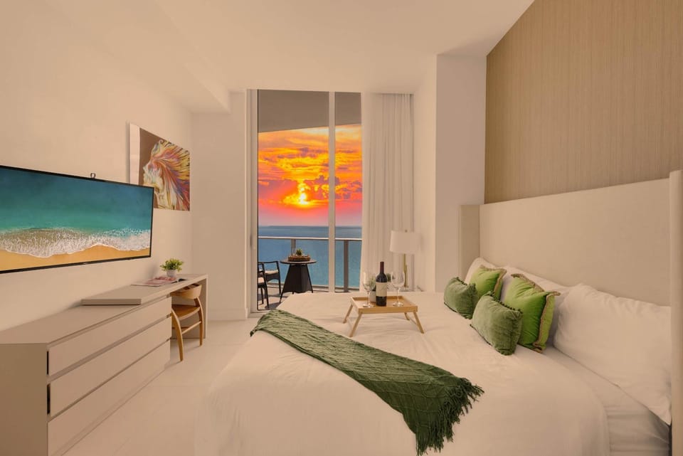 2BR Ocean View Balcony & Pool Apartment in Hollywood Beach