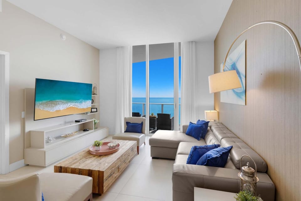 2BR Ocean View Balcony & Pool Apartment in Hollywood Beach
