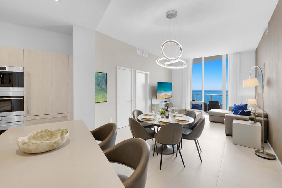 2BR Ocean View Balcony & Pool Apartment in Hollywood Beach