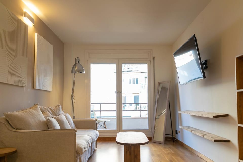 Communal lounge/ TV room, Bed, TV and multimedia, Living room, Photo of the whole room, Seating area, Evening entertainment, Bedroom