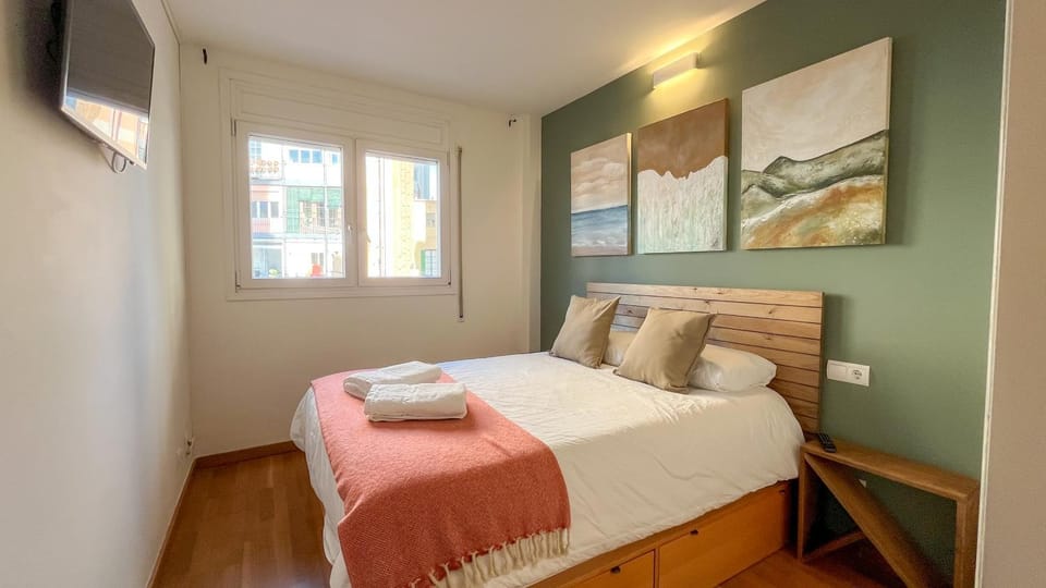 Bed, TV and multimedia, Photo of the whole room, Bedroom, towels